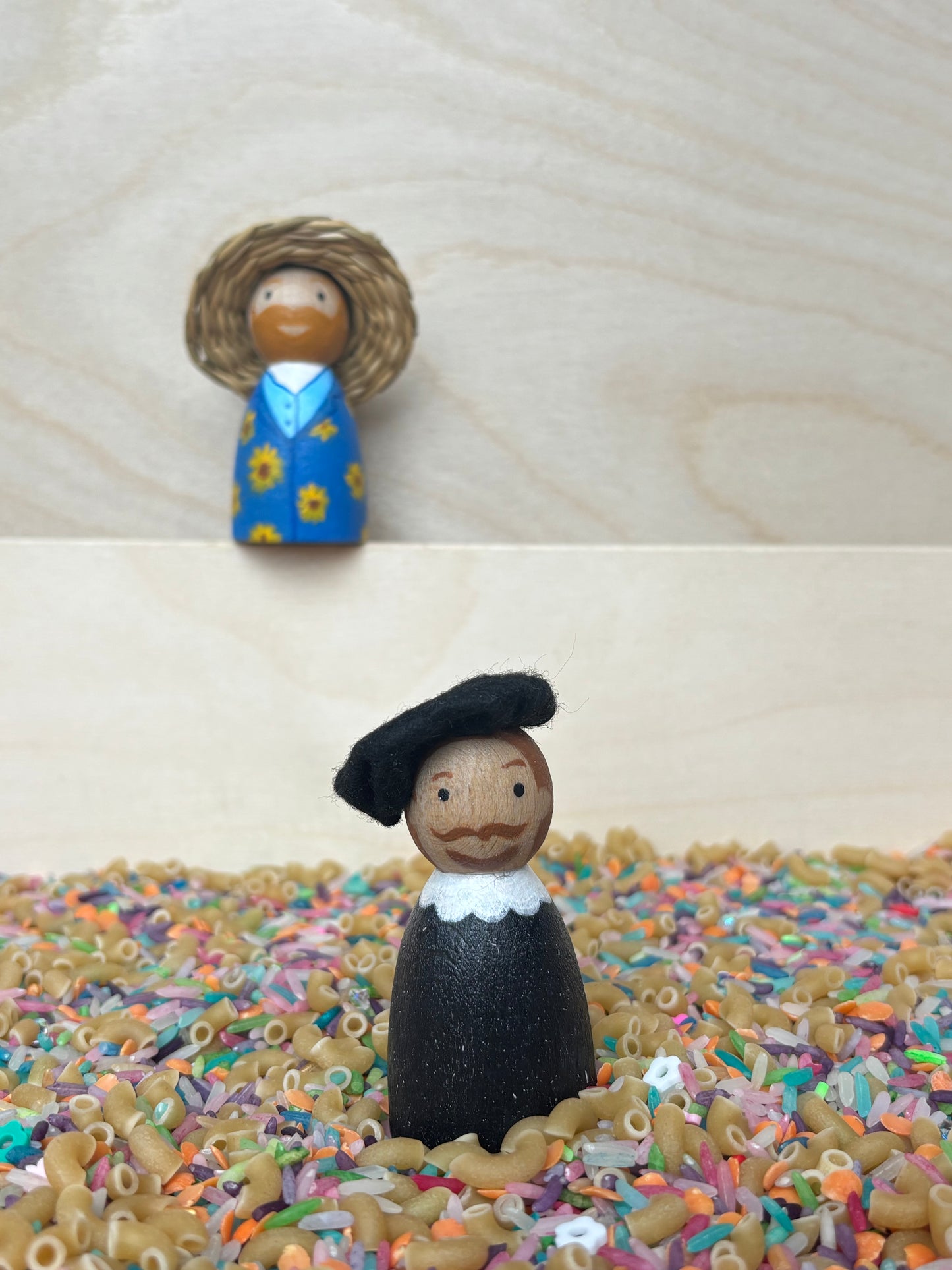 Peg doll Rembrandt van Rijn handgemaakt houten poppetje met zwarte baret 6,5 cm